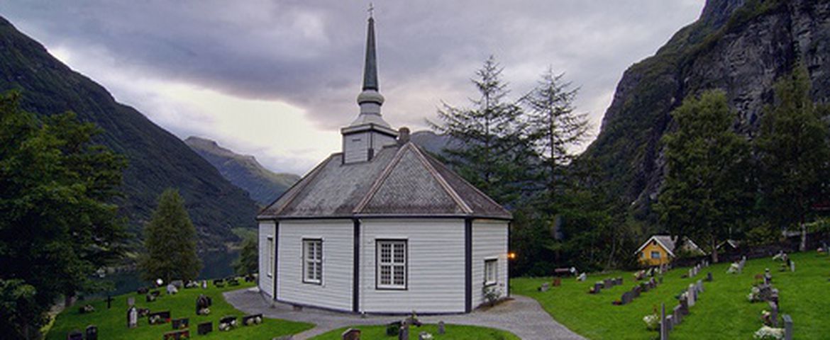 Geiranger,  Stryn e vislumbre do Monte Dalsnibba