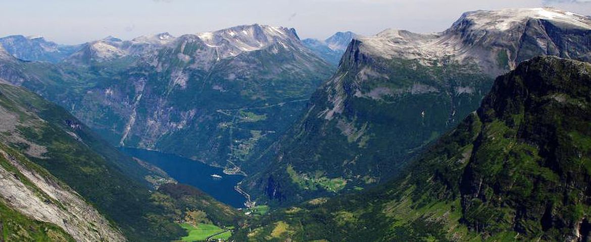 Geiranger,  Stryn e vislumbre do Monte Dalsnibba