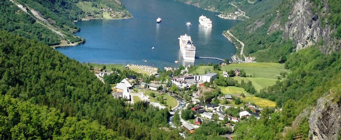 Geiranger,  Stryn e vislumbre do Monte Dalsnibba